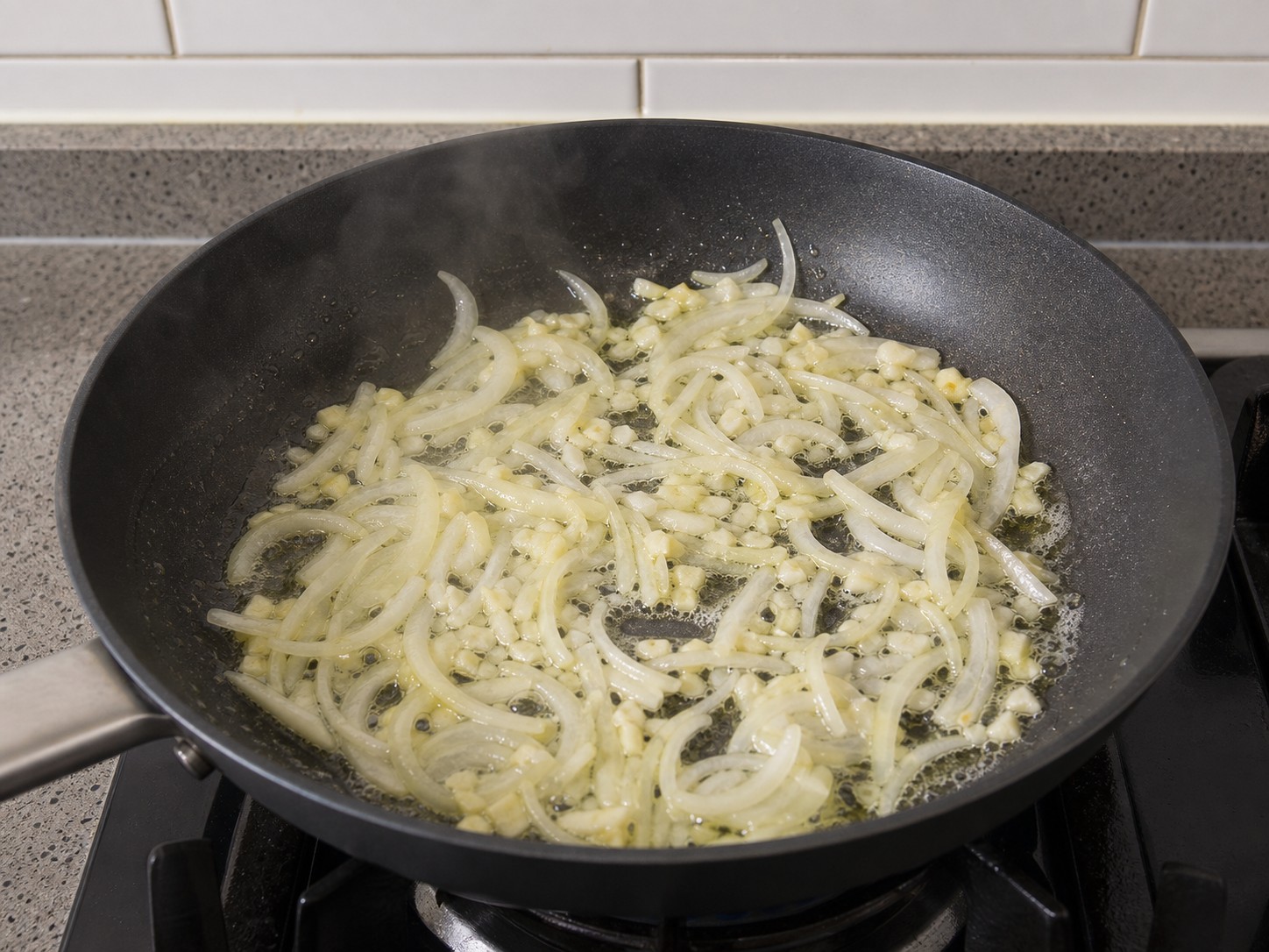 忌廉蘑菇雞肉意粉:同一鍋加入無鹽牛油10克