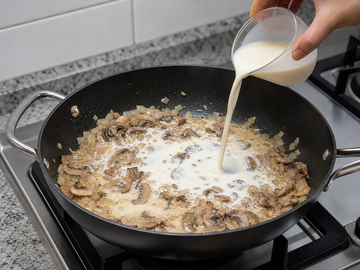 忌廉蘑菇雞肉意粉:轉小火