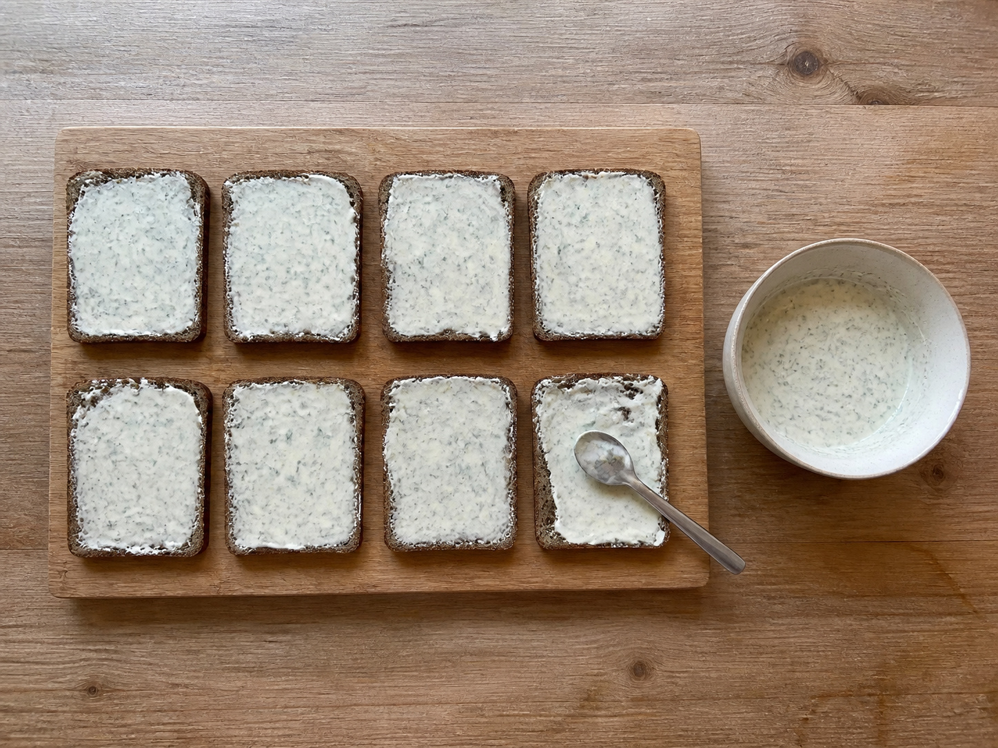 Danish Rye Sandwiches na may Roast Beef at Remolatsa — Pahiran ang bawat tinapay ng yoghurt mustard dressing
