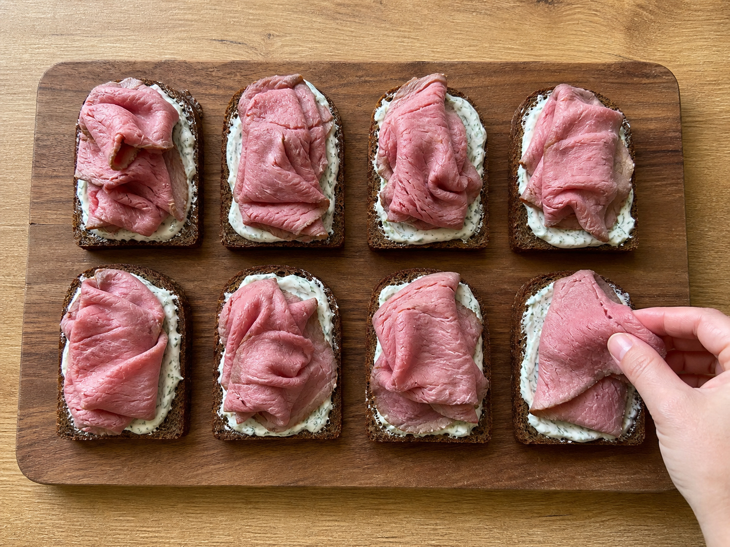 Danish Rye Sandwiches na may Roast Beef at Remolatsa — Maluwag na tupiin ang roast beef sa bawat tinapay