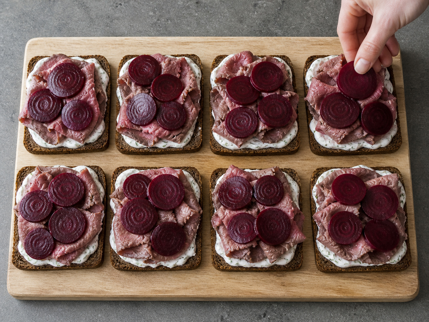 Danish Rye Sandwiches na may Roast Beef at Remolatsa — Ilatag nang pantay ang remolatsa