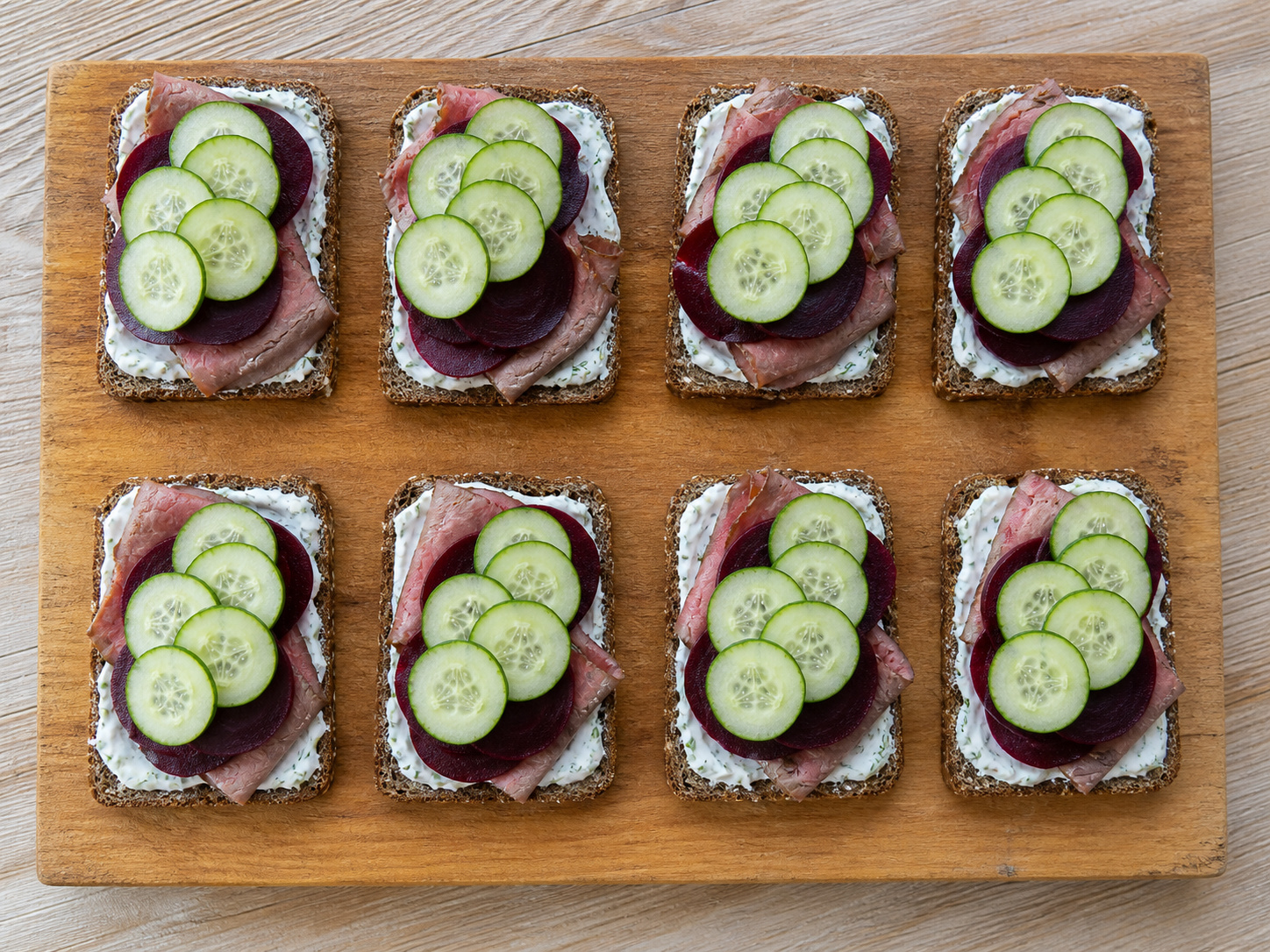Danish Rye Sandwiches na may Roast Beef at Remolatsa — Idagdag ang pipino para sa malutong na tekstura