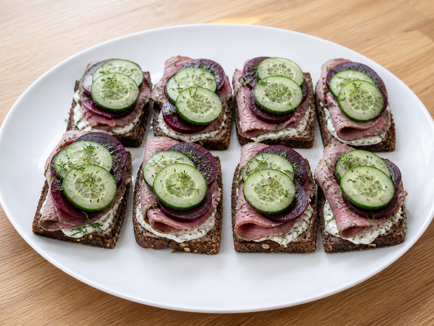 Danish Rye Sandwiches na may Roast Beef at Remolatsa — Ihain agad ang open rye sandwiches