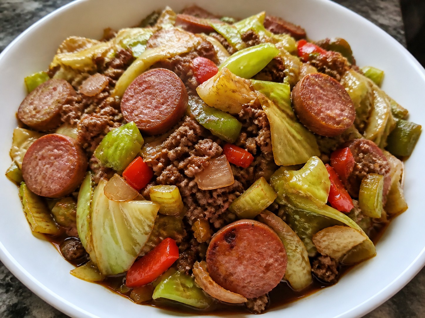 卡真風味肉腸牛肉燴椰菜完成圖｜Cajun-style Dirty Cabbage with Beef and Smoked Sausage