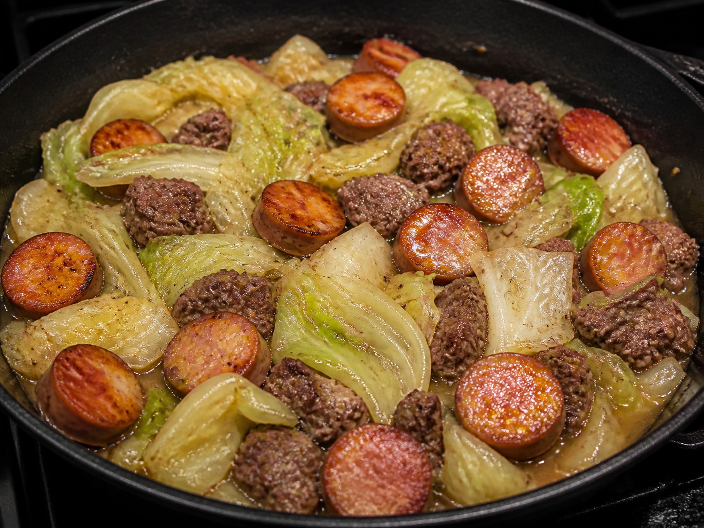 卡真風味肉腸牛肉燴椰菜：回肉腸收乾