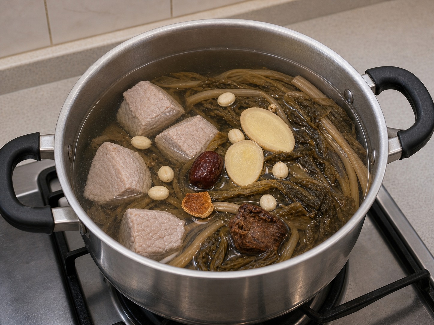白菜乾羅漢果瘦肉湯:加水入煲