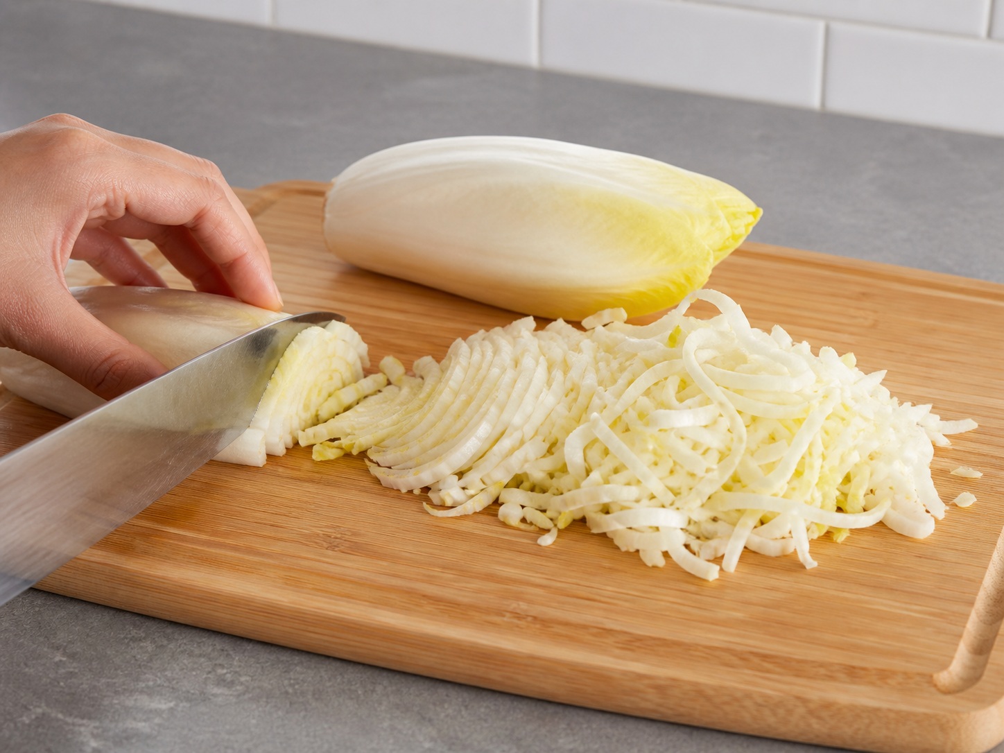Hiwain nang pino ang endive: Hiwain nang pino ang endive. Gamitin nang sunod-sunod ang nakalistang sangkap at angkop na gamit sa bahay; tiyaking tama ang lagay ng pagkain bago magpatuloy.