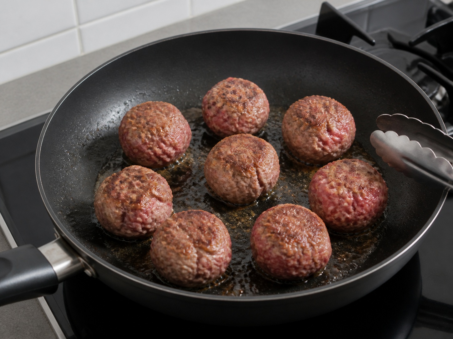 I-brown ang meatballs: I-brown ang meatballs. Gamitin nang sunod-sunod ang nakalistang sangkap at angkop na gamit sa bahay; tiyaking tama ang lagay ng pagkain bago magpatuloy.