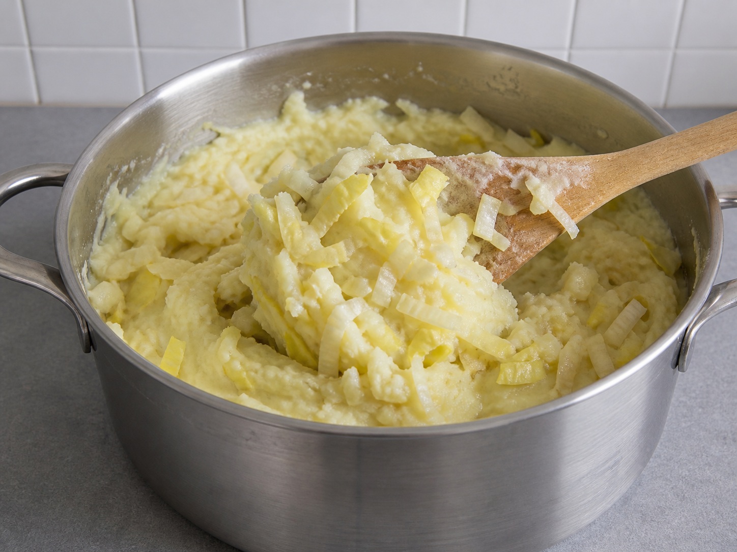 Ihalo ang endive sa mashed potato: Ihalo ang endive sa mashed potato. Gamitin nang sunod-sunod ang nakalistang sangkap at angkop na gamit sa bahay; tiyaking tama ang lagay ng pagkain bago magpatuloy.
