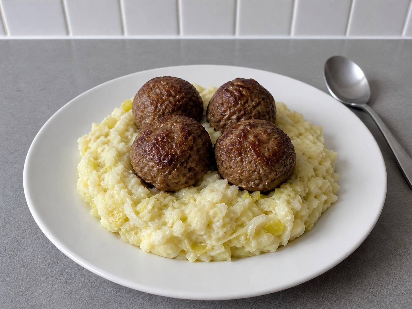 Ihain ang meatballs sa stamppot: Ihain ang meatballs sa stamppot. Gamitin nang sunod-sunod ang nakalistang sangkap at angkop na gamit sa bahay; tiyaking tama ang lagay ng pagkain bago magpatuloy.