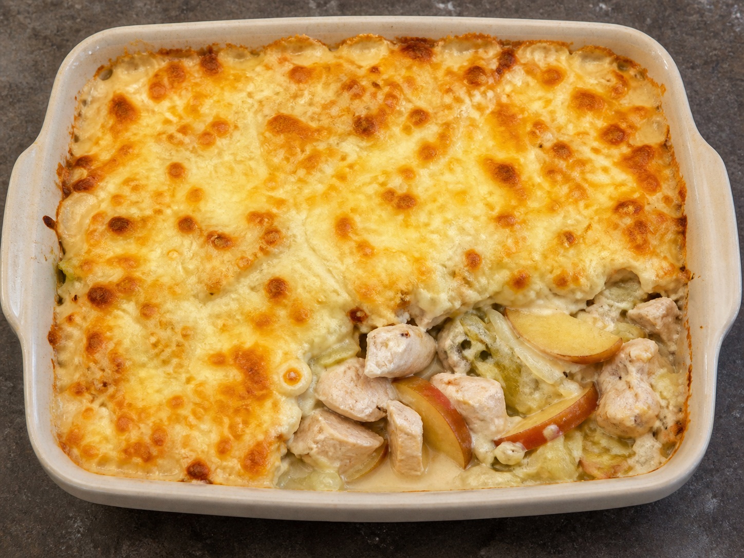 Dutch Chicken, Apple at Chicory Bake: Manok, mansanas at chicory na binake sa magaan na Gouda-style cream sauce para sa banayad at bahagyang matamis na ulam.