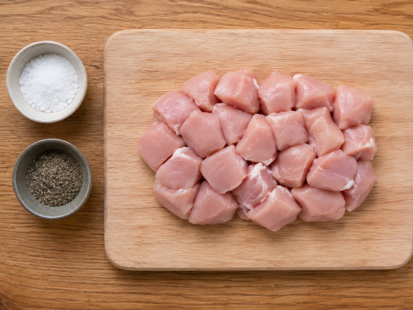 Hiwain at timplahan ang manok: Hiwain at timplahan ang manok. Sundin ang sukat at pagkakasunod ng recipe; tiyaking tama ang lagay ng pagkain bago magpatuloy.
