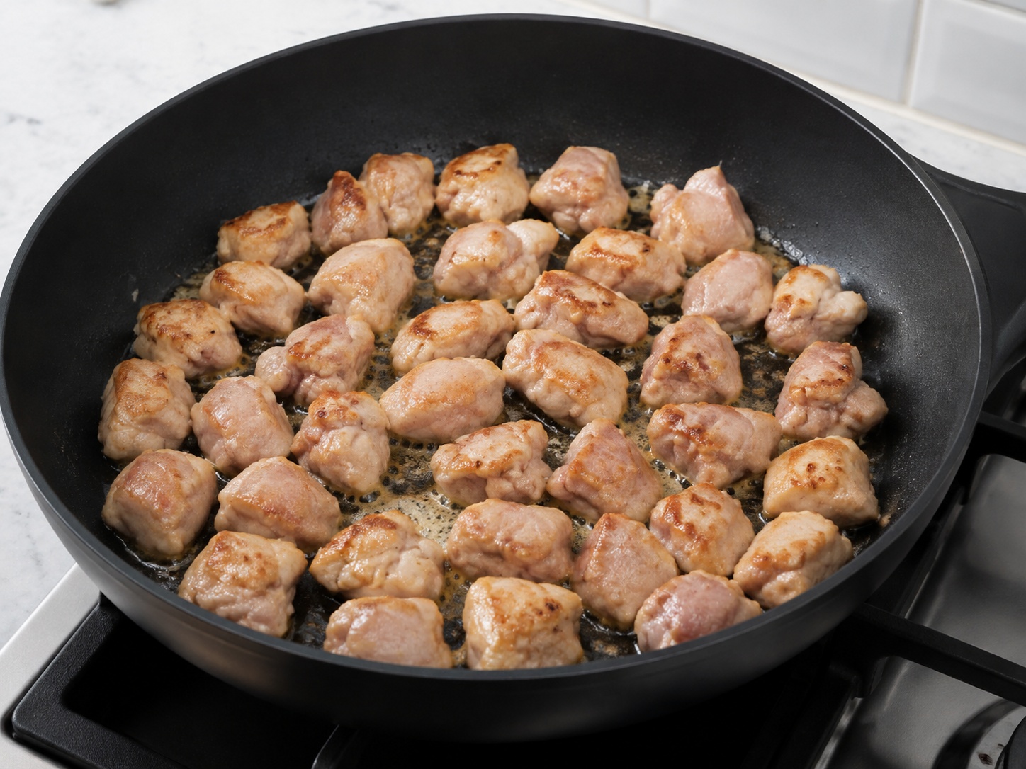 I-brown ang manok: I-brown ang manok. Sundin ang sukat at pagkakasunod ng recipe; tiyaking tama ang lagay ng pagkain bago magpatuloy.
