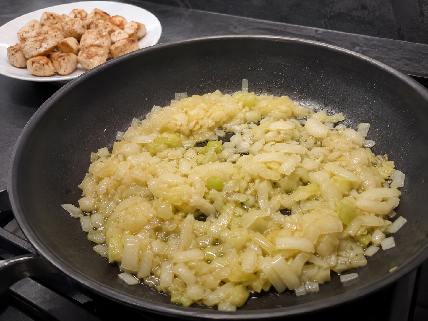 Palambutin ang sibuyas at chicory: Palambutin ang sibuyas at chicory. Sundin ang sukat at pagkakasunod ng recipe; tiyaking tama ang lagay ng pagkain bago magpatuloy.