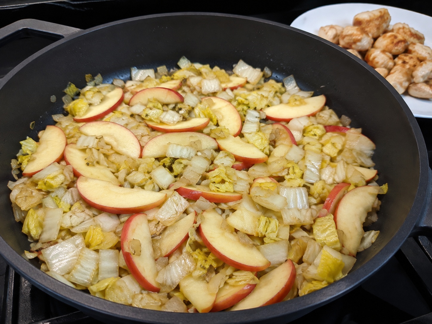 Idagdag sandali ang mansanas: Idagdag sandali ang mansanas. Sundin ang sukat at pagkakasunod ng recipe; tiyaking tama ang lagay ng pagkain bago magpatuloy.