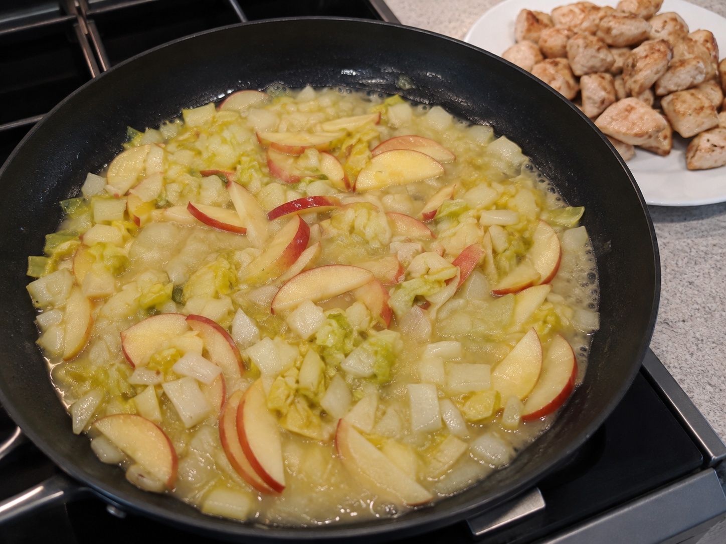 Ihalo ang harina at stock: Ihalo ang harina at stock. Sundin ang sukat at pagkakasunod ng recipe; tiyaking tama ang lagay ng pagkain bago magpatuloy.