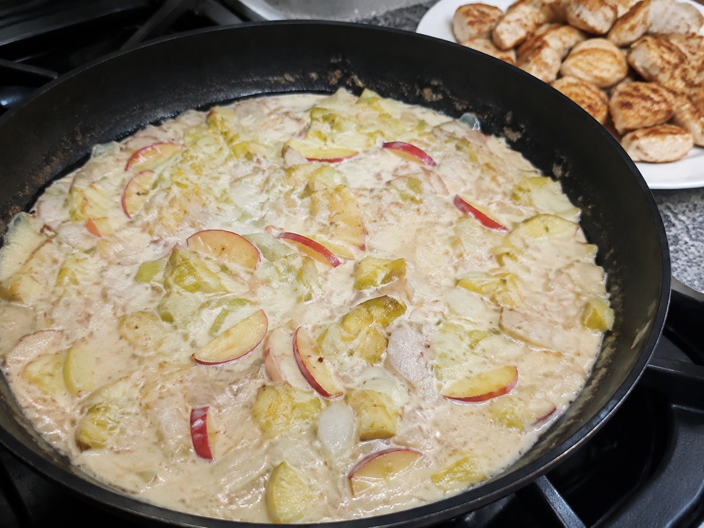 Idagdag ang cream at nutmeg: Idagdag ang cream at nutmeg. Sundin ang sukat at pagkakasunod ng recipe; tiyaking tama ang lagay ng pagkain bago magpatuloy.