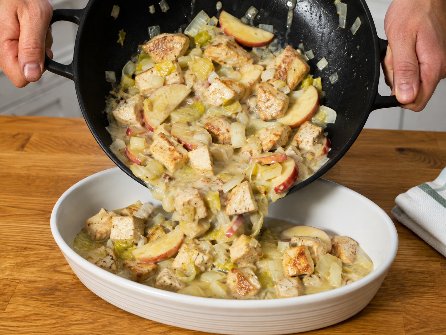 Ilipat sa baking dish: Ilipat sa baking dish. Sundin ang sukat at pagkakasunod ng recipe nang humigit-kumulang 13 minuto sa mahina-katamtamang apoy; tiyaking tama ang lagay ng pagkain bago magpatuloy.
