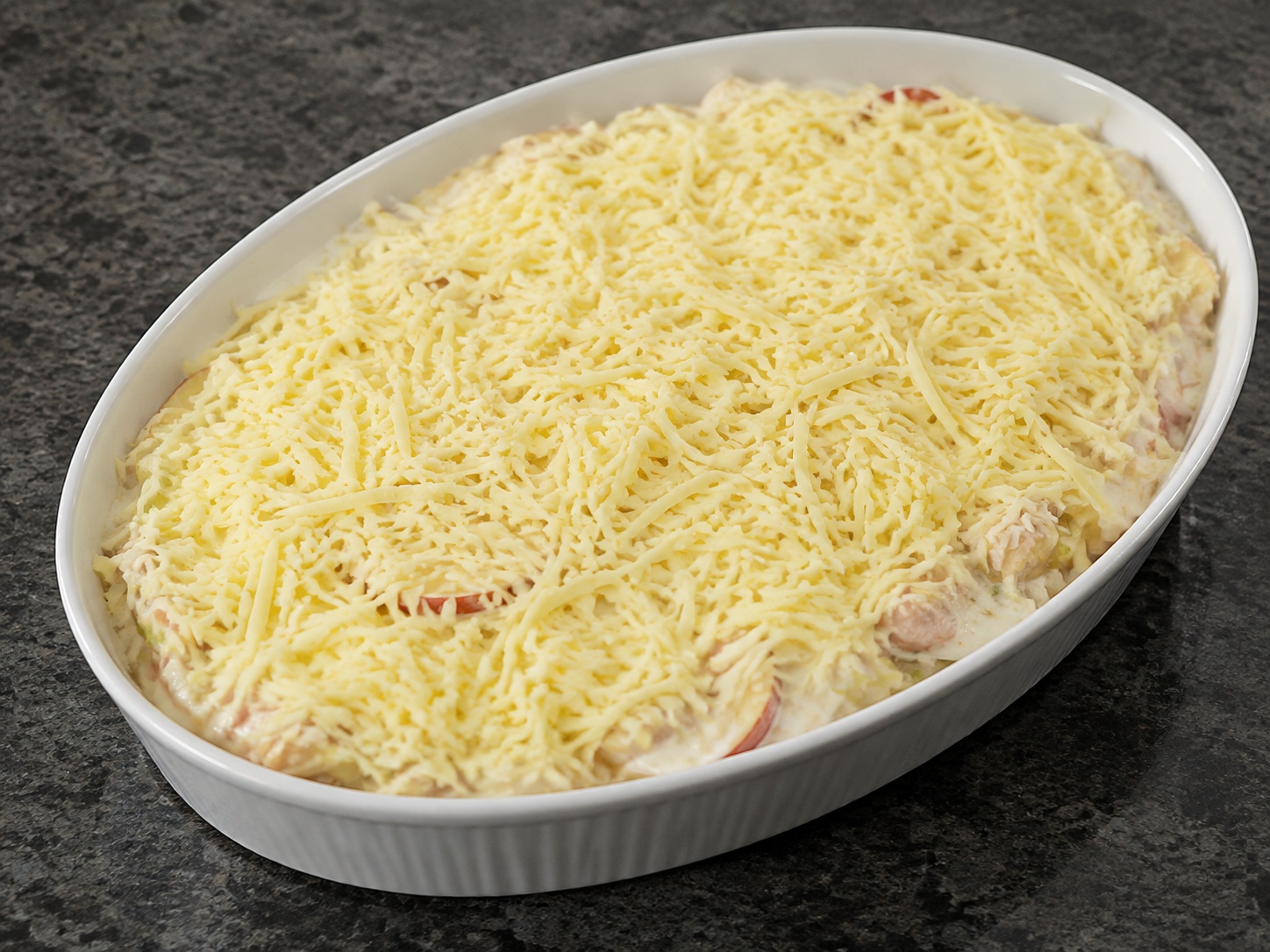 Takpan ng kinudkod na keso: Takpan ng kinudkod na keso. Sundin ang sukat at pagkakasunod ng recipe; tiyaking tama ang lagay ng pagkain bago magpatuloy.