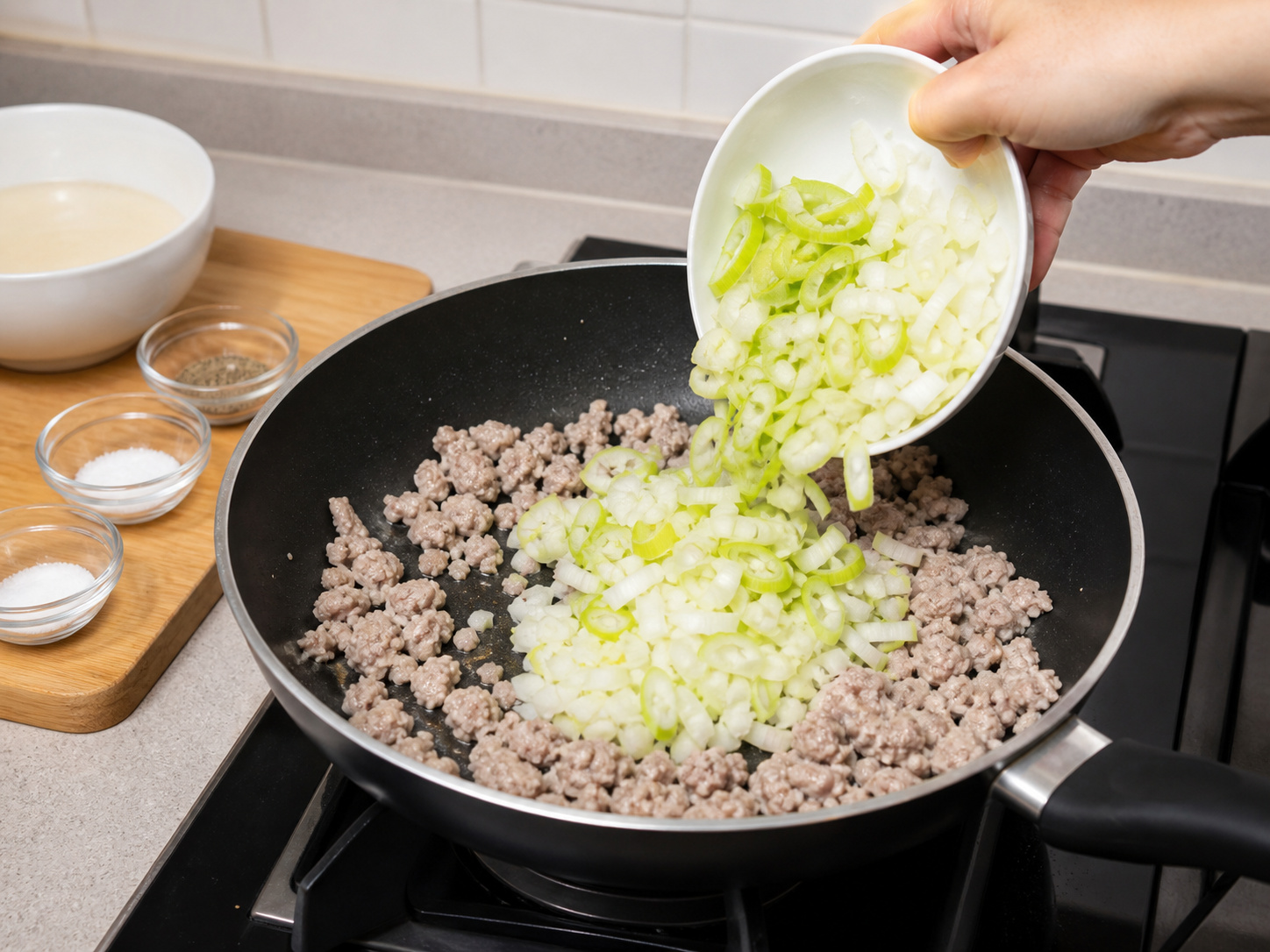 加入大蔥和洋蔥: 加入大蔥和洋蔥。按本食譜所列份量和次序操作；確認畫面所示食材狀態後才進入下一步。