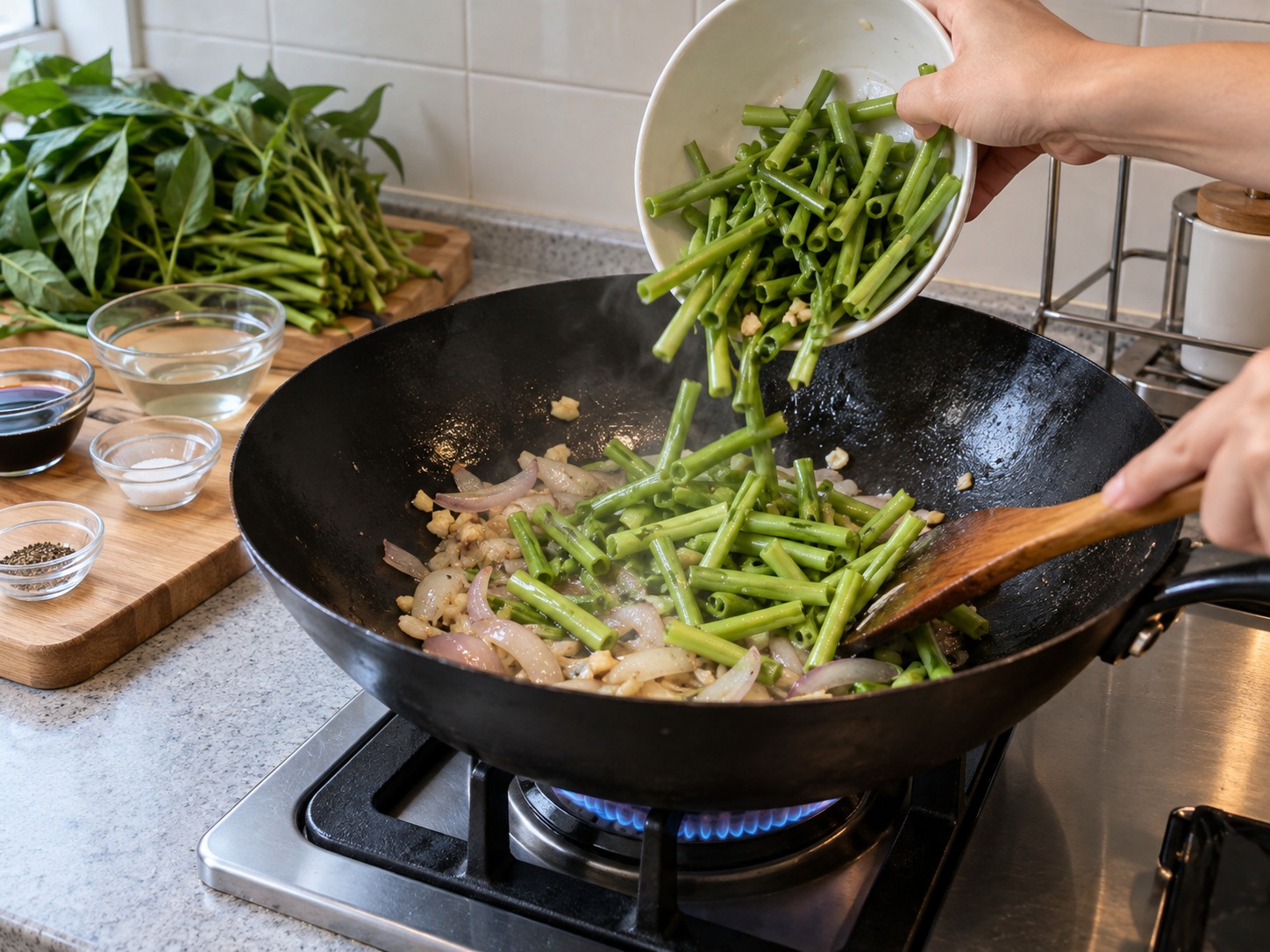 菲律賓醋香炒通菜 Adobong Kangkong — 先加入通菜嫩莖，大火炒一分鐘