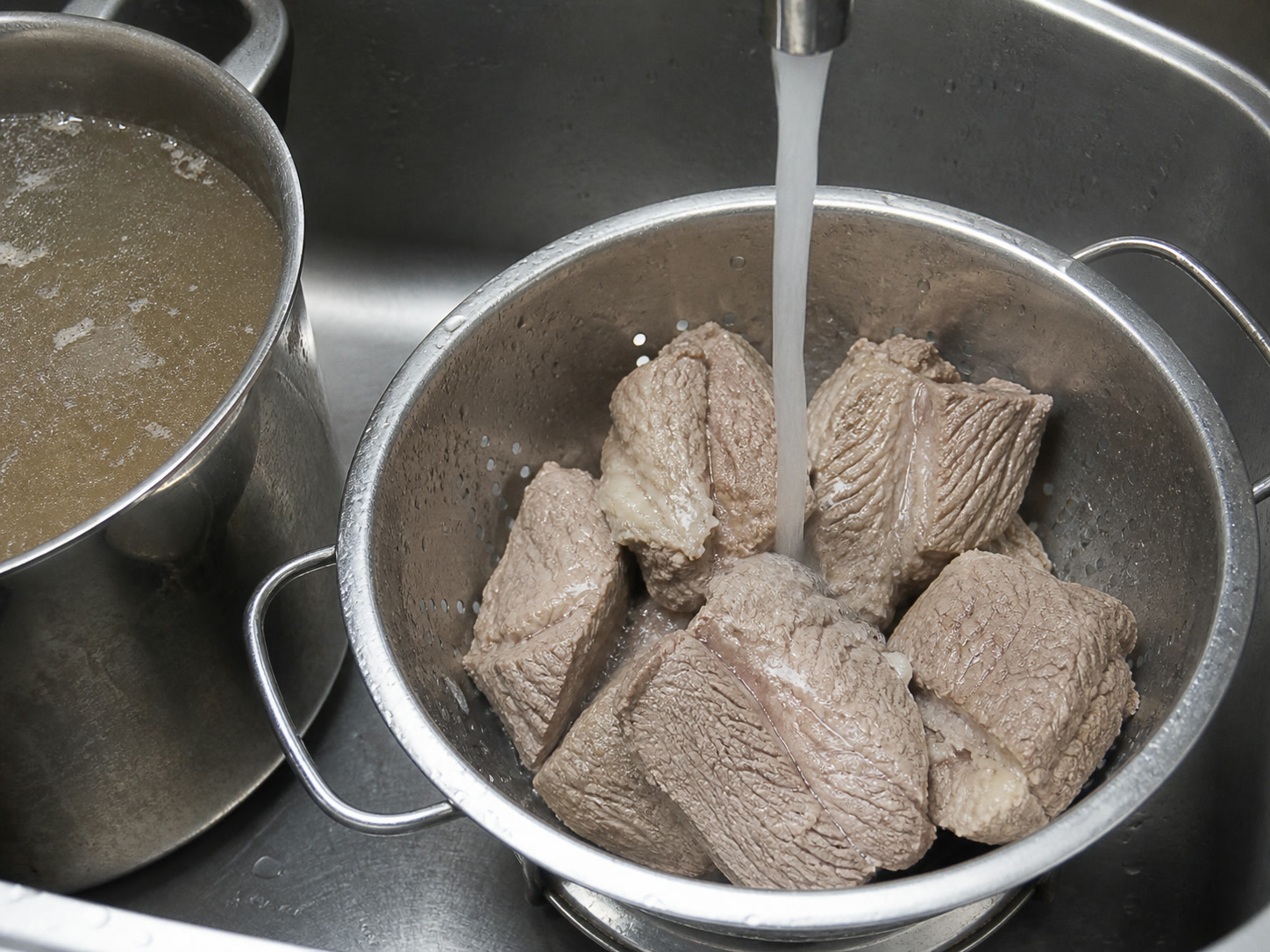 Nilagang Baka: I-blanch ang baka