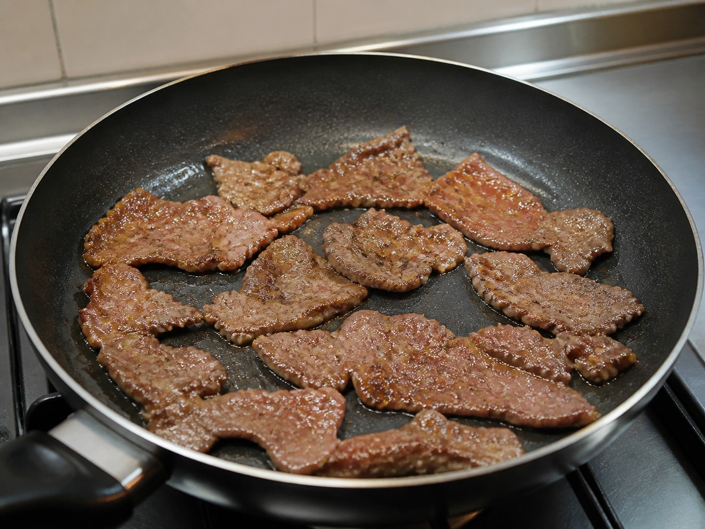 菲律賓醃牛肉蒜香飯煎蛋: 煎第一批牛肉