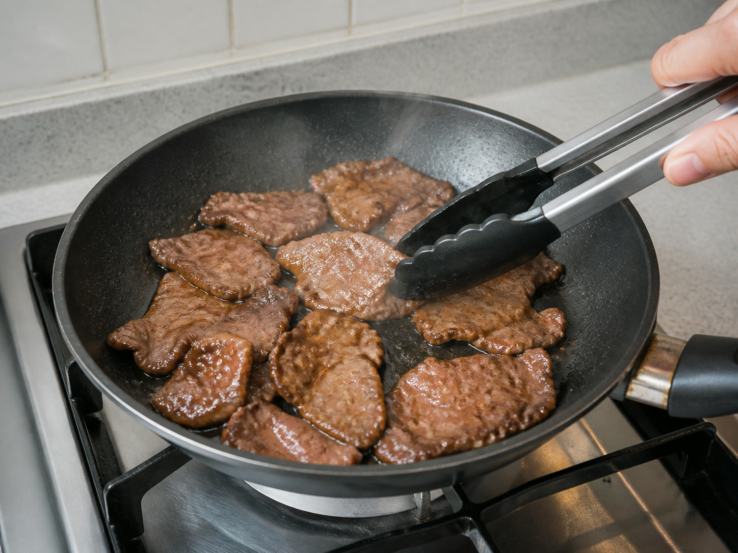 菲律賓醃牛肉蒜香飯煎蛋: 翻面煎熟牛肉