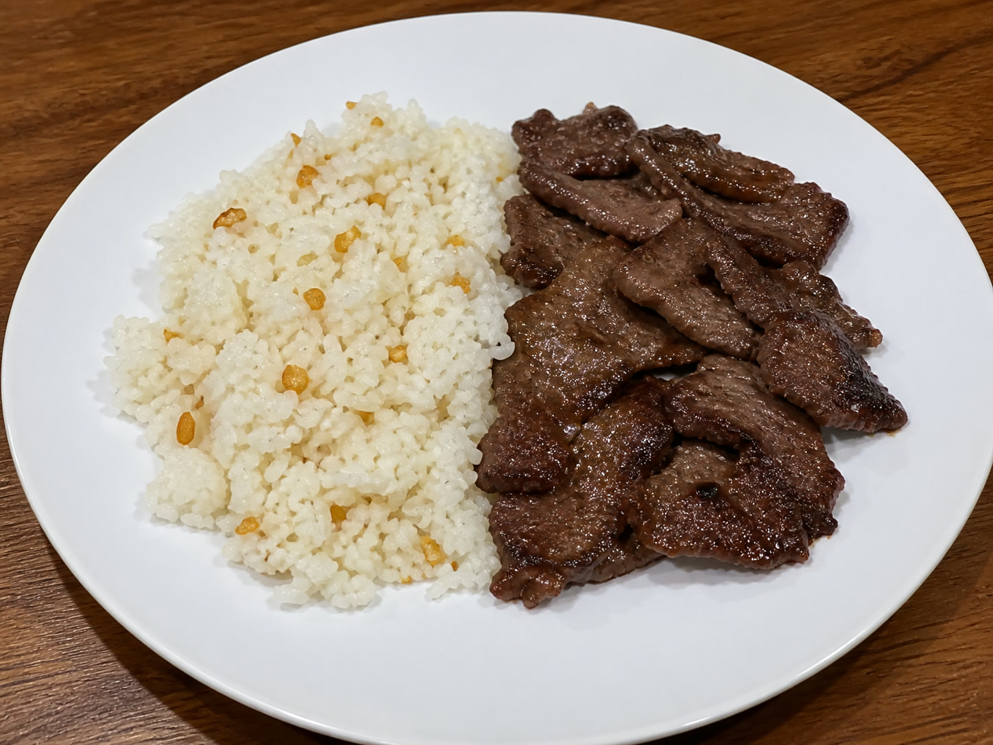 菲律賓醃牛肉蒜香飯煎蛋: 分配飯及牛肉