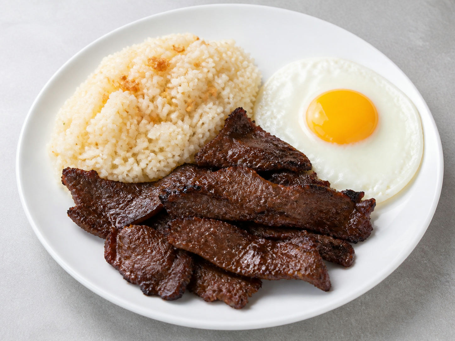 菲律賓醃牛肉蒜香飯煎蛋: 完成早餐碟