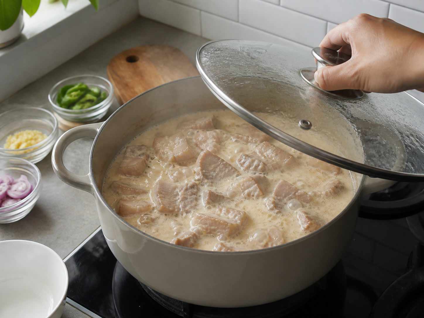 Babi Bicol Express dengan Santan: Masak perlahan babi