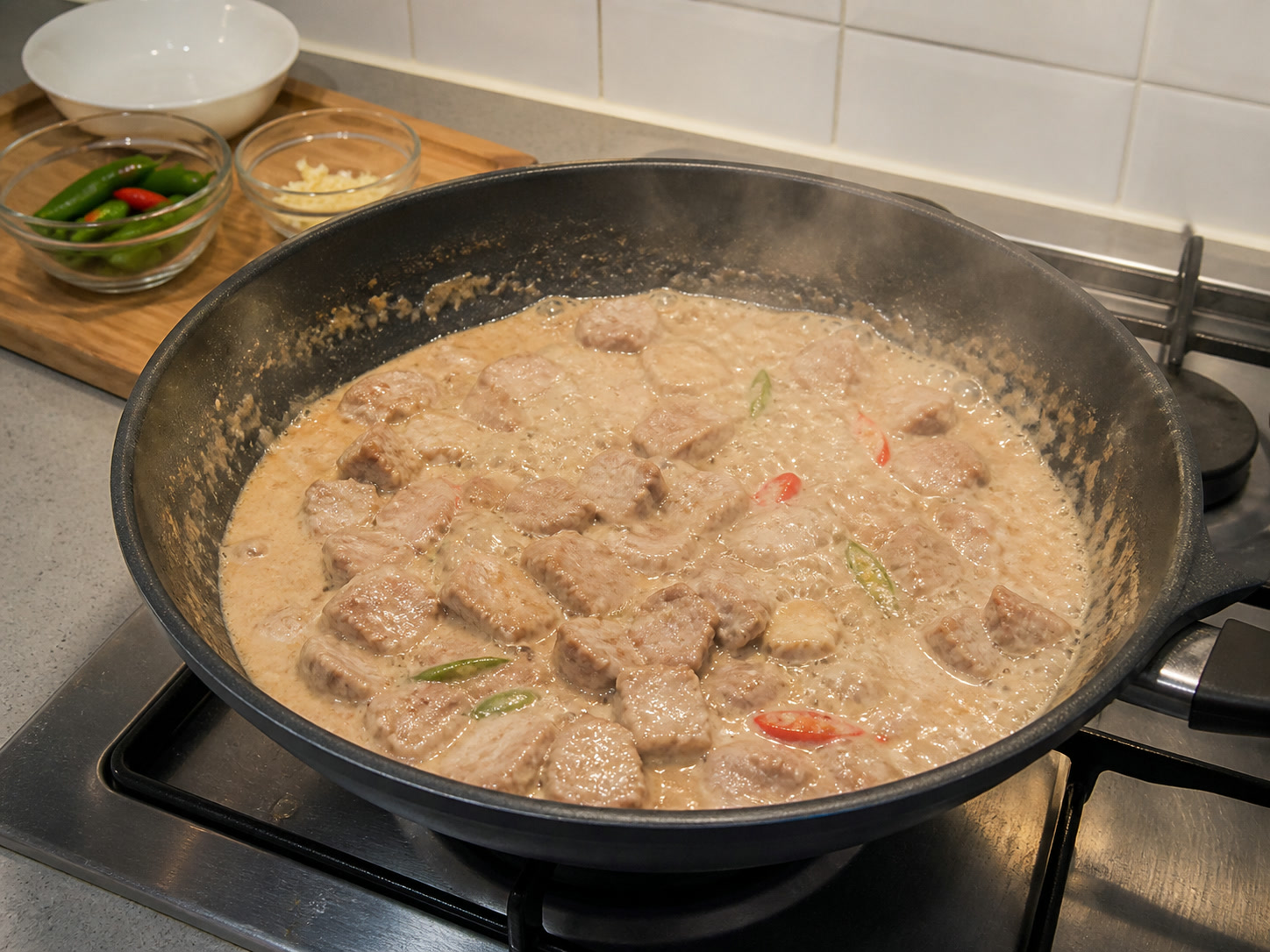 Babi Bicol Express dengan Santan: Kentalkan saus