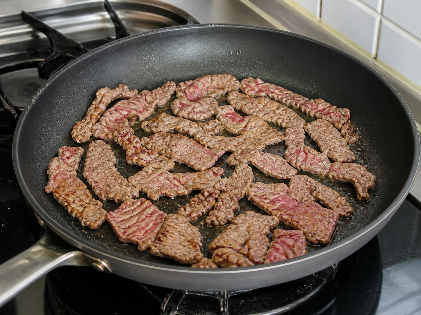 Bistek Tagalog Daging Sapi: Tumis sebagian daging