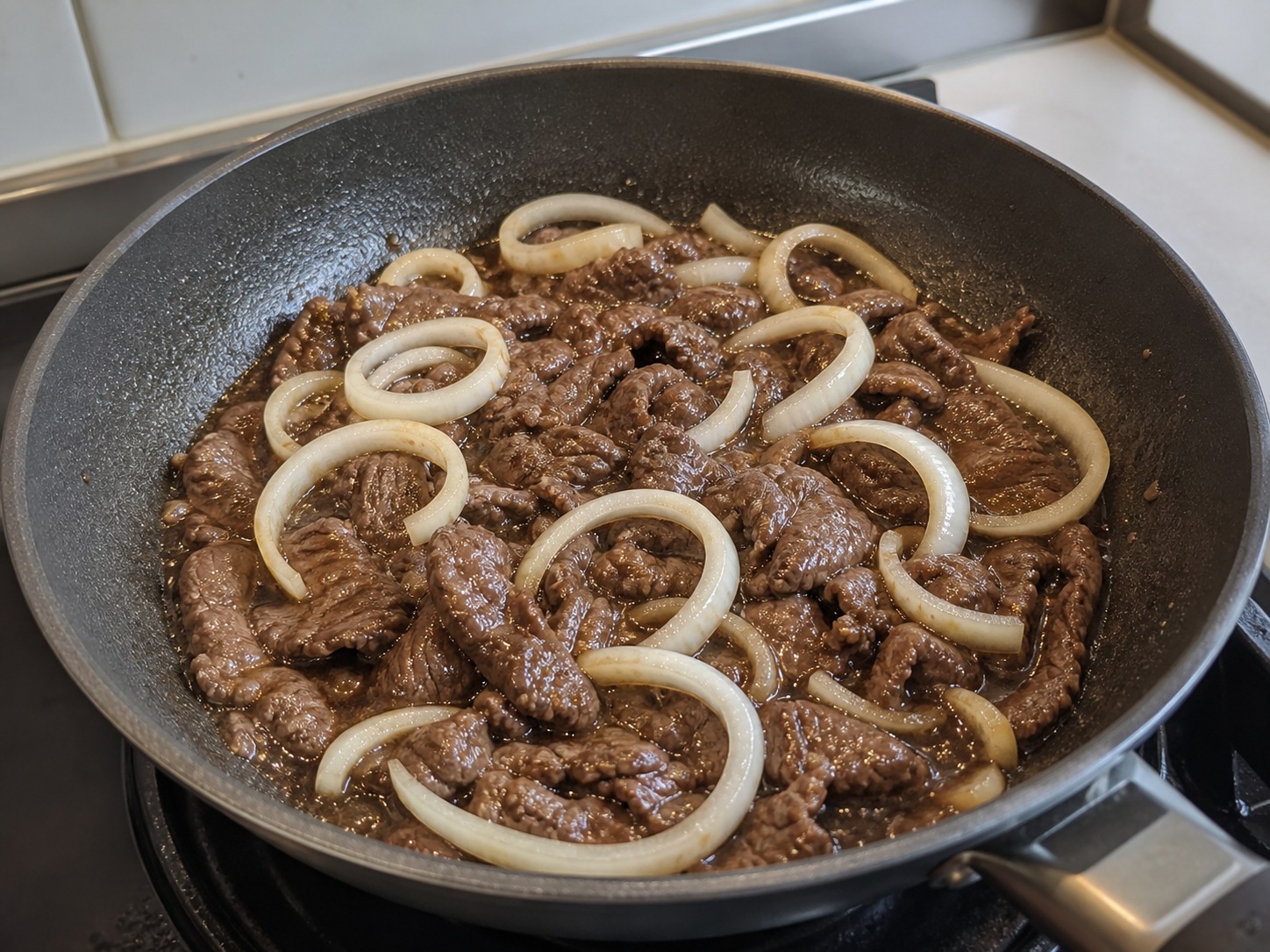 Bistek Tagalog Daging Sapi: Tambah sisa bawang