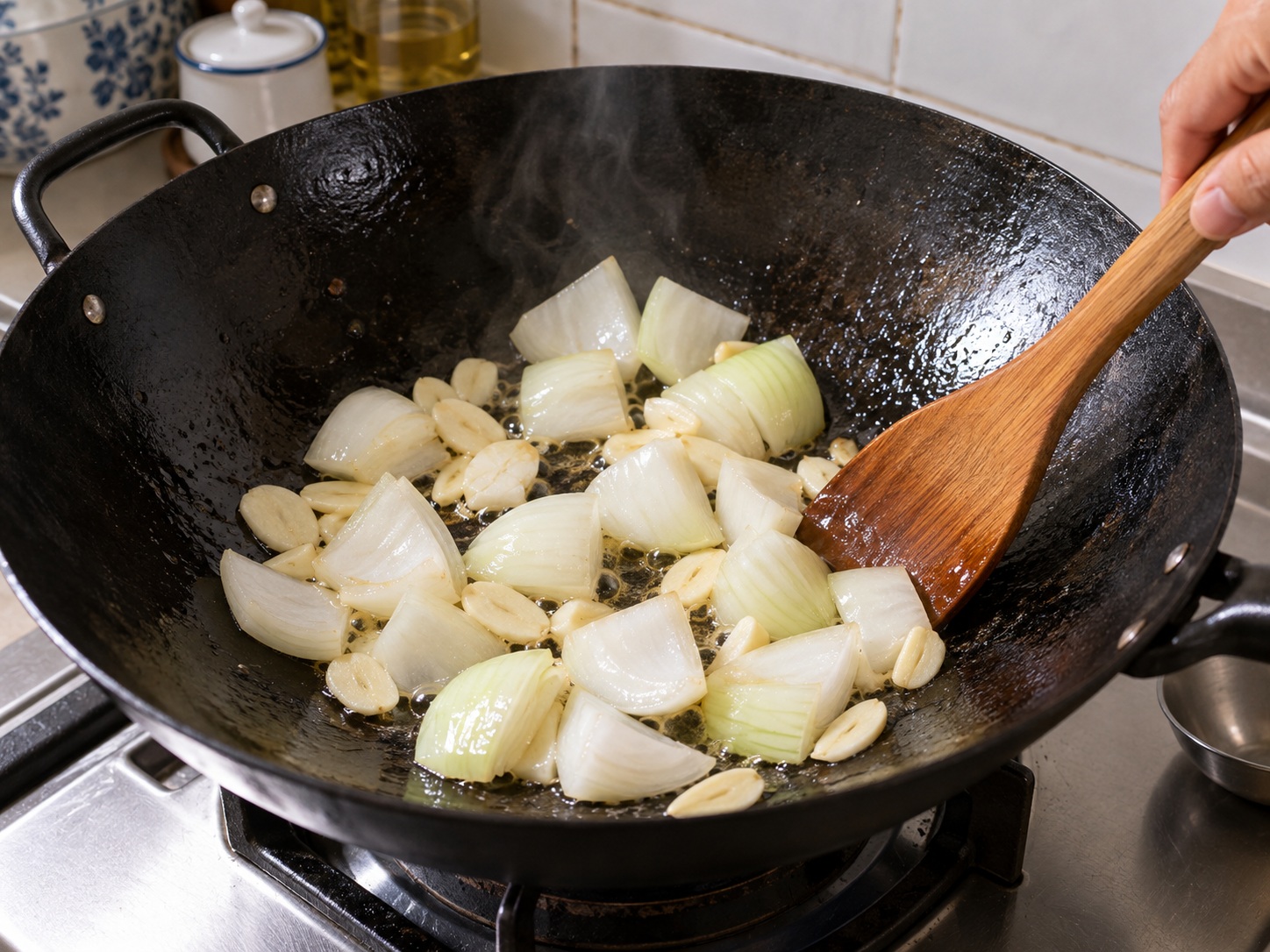菲律賓雞肉雜菜小炒 — 炒香洋葱蒜