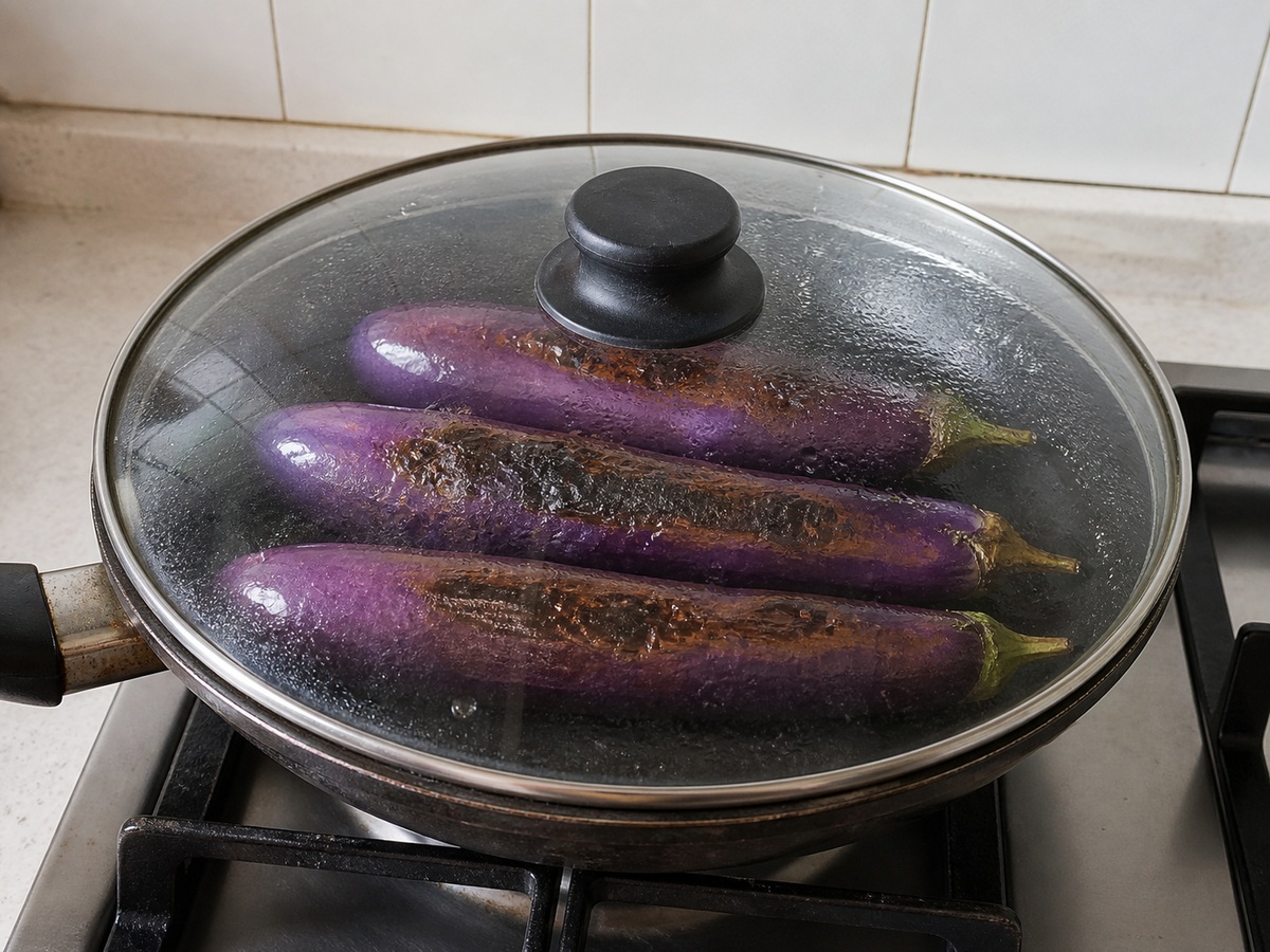 Ensaladang Talong at Kamatis: I-char ang unang panig
