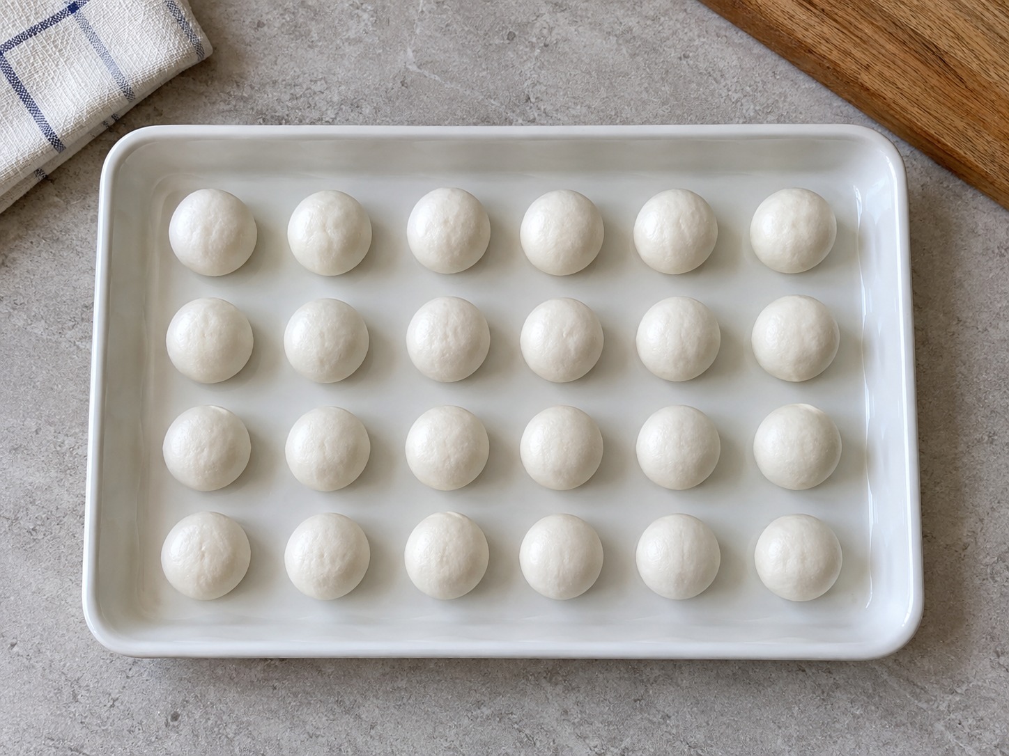 Filipino Ginataang Bilo-Bilo — Shape small rice balls
