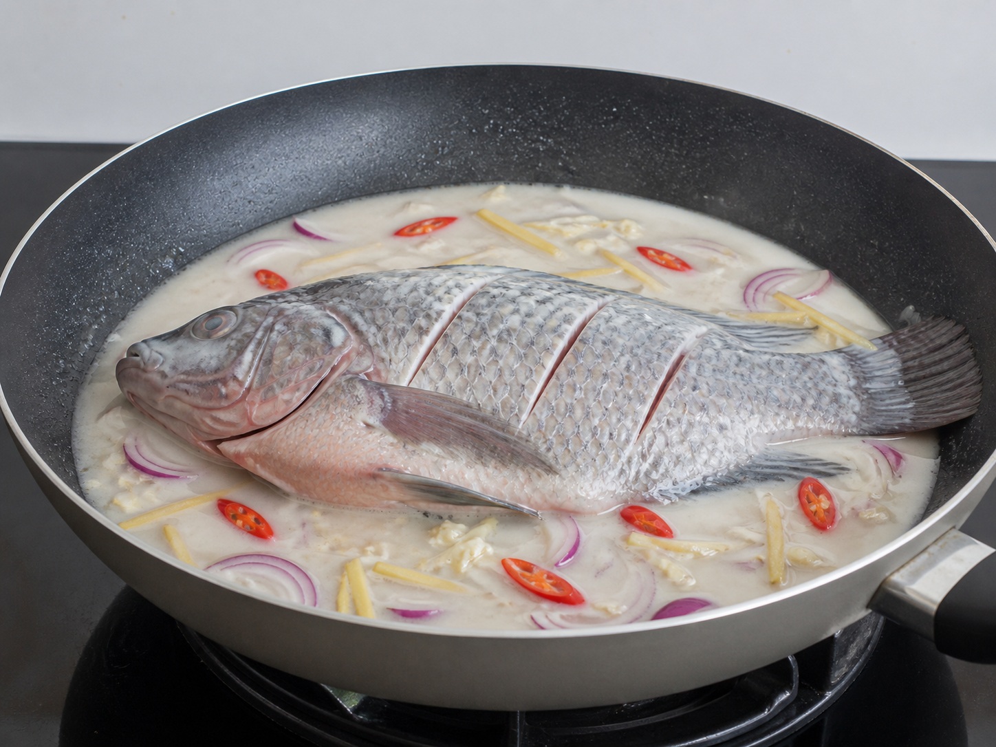 Tilapia Kuah Santan Filipina — Masukkan ikan