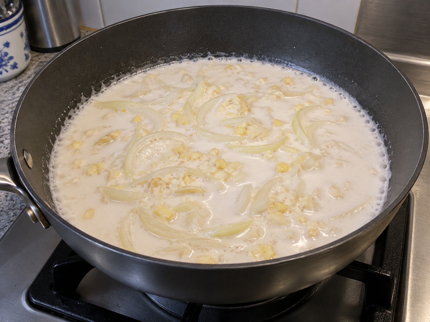 Mackerel sa Gata — Pakuluin nang marahan