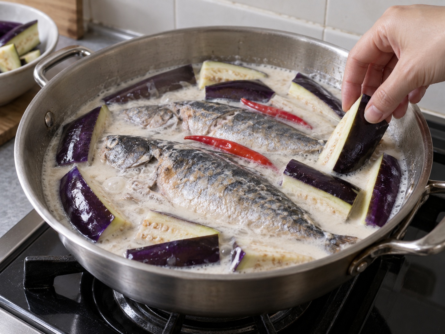 Mackerel sa Gata — Ilagay ang talong