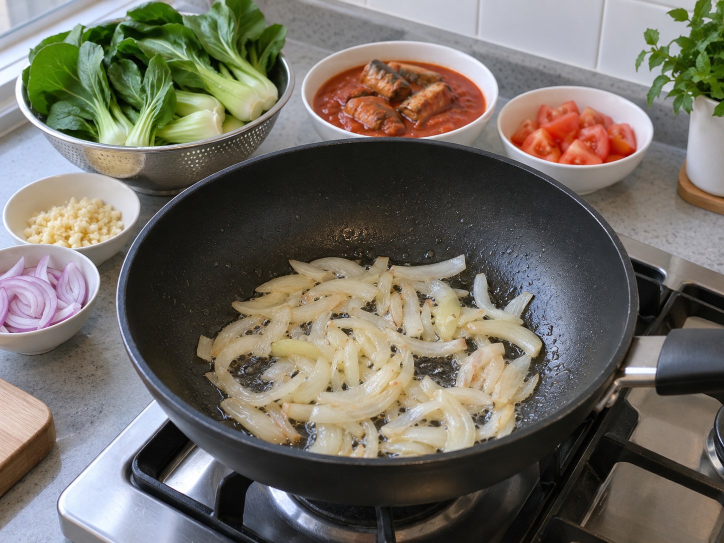 菲律賓沙甸魚炒小白菜 — 炒軟洋蔥
