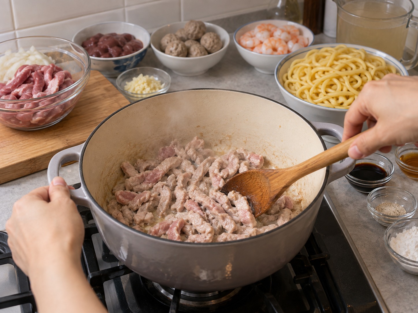 Sup Mi Lomi Filipina — Tambahkan babi dan tumis hingga pucat