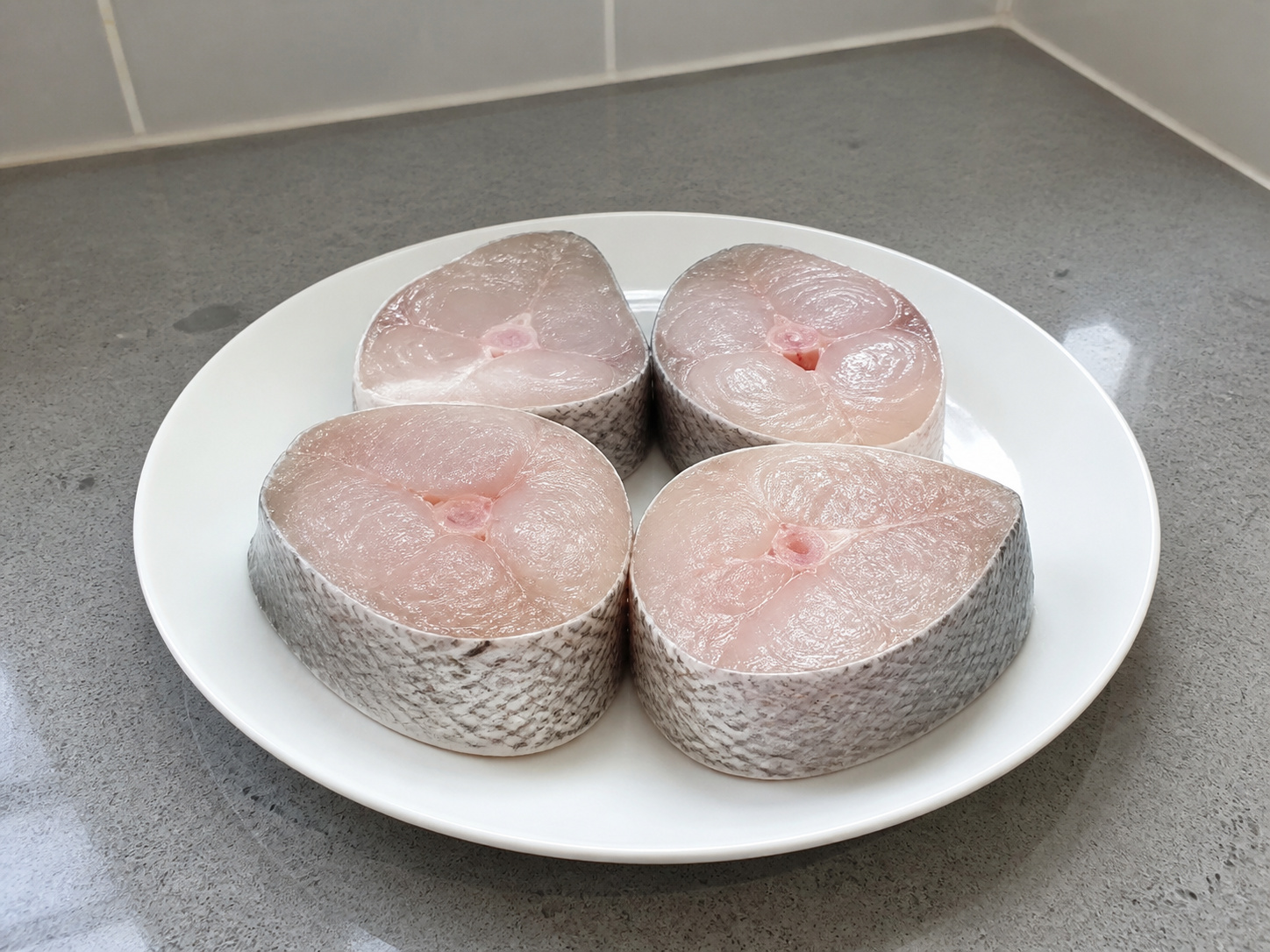 Paksiw na Isda — Hiwain sa pantay na piraso