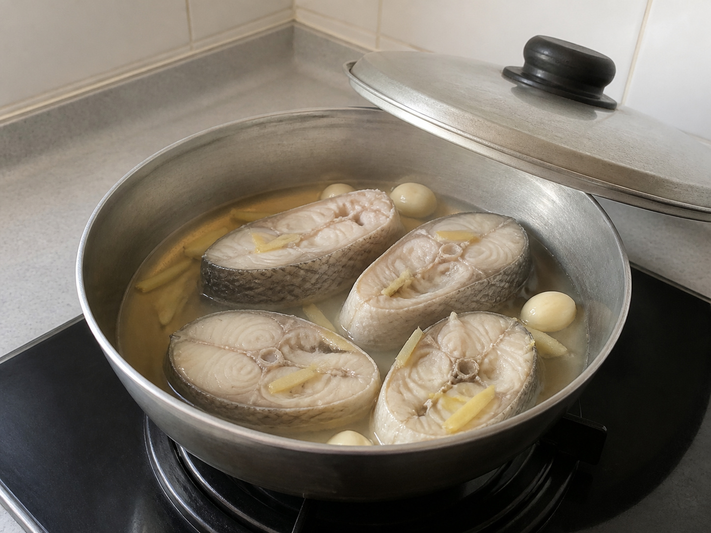 Paksiw na Isda — Takpan at pakuluan nang mahina
