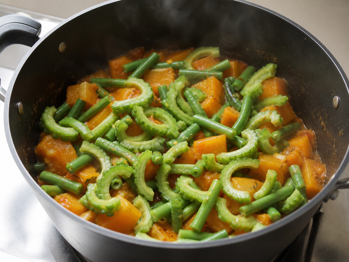 Pinakbet — hakbang 10: Idagdag ang ampalaya at sitaw