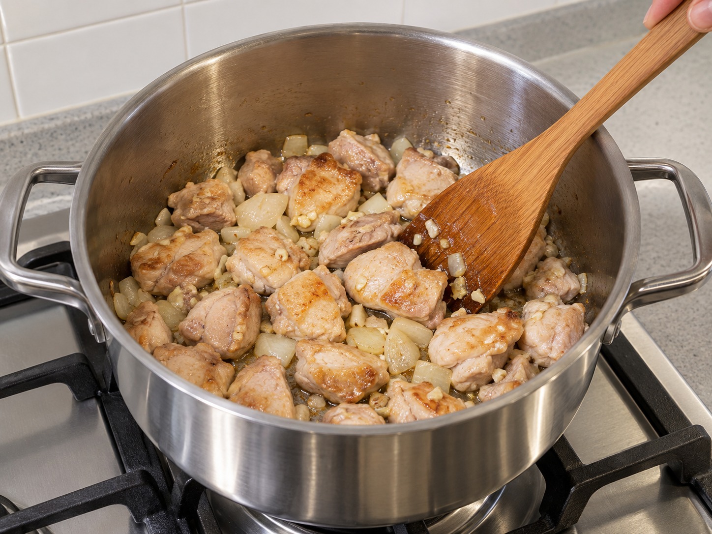 Pininyahang Manok — Idagdag ang manok at igisa nang limang minuto
