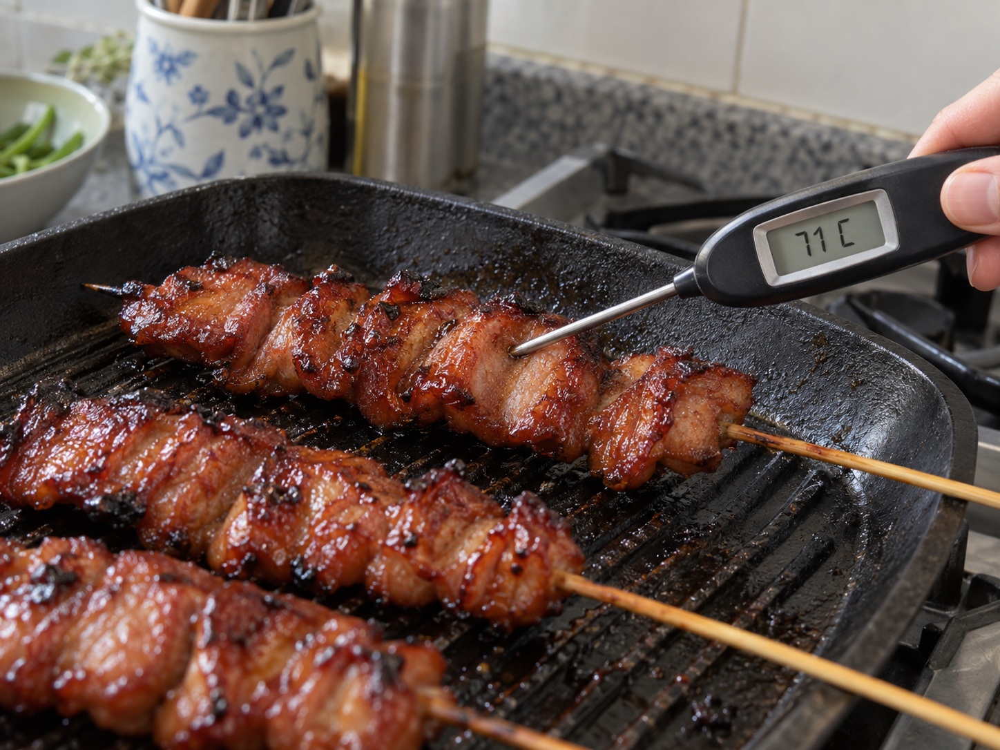 菲律賓燒豬肉串 — 檢查豬肉熟度