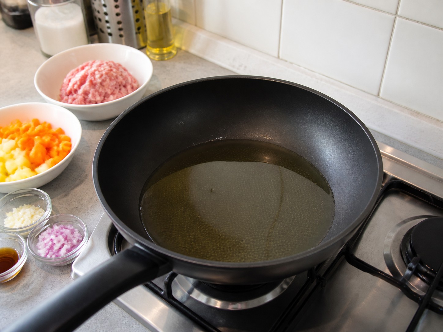 菲律賓薯仔甘筍番茄肉碎 — 燒熱油