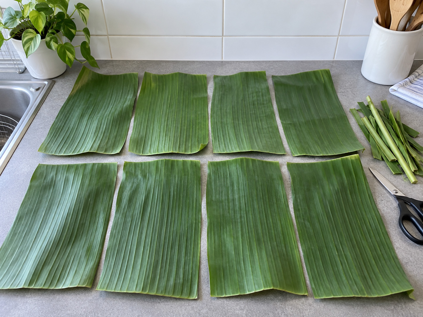 菲律賓椰香糯米葉包 Suman — 擦淨香蕉葉正反兩面