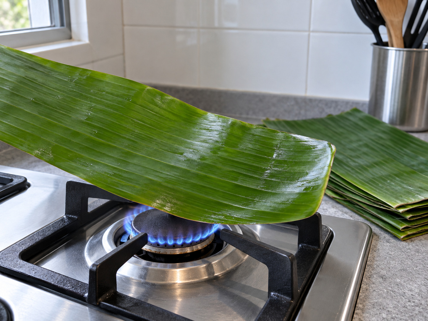 菲律賓椰香糯米葉包 Suman — 香蕉葉逐片在小火上快速掠過